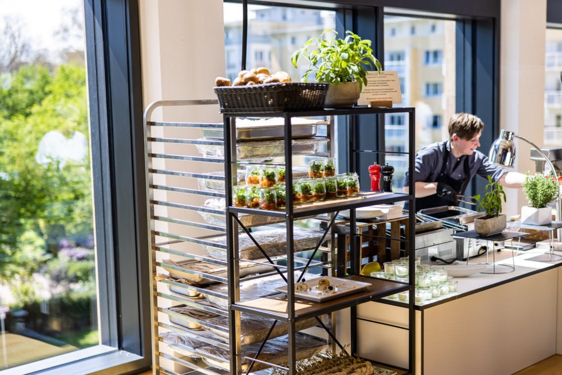 كشك تقديم الطعام مع الطعام