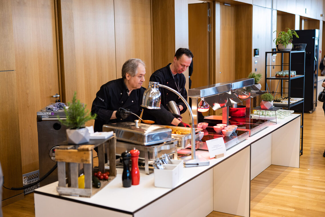 يقوم الطهاة بإعداد الطعام