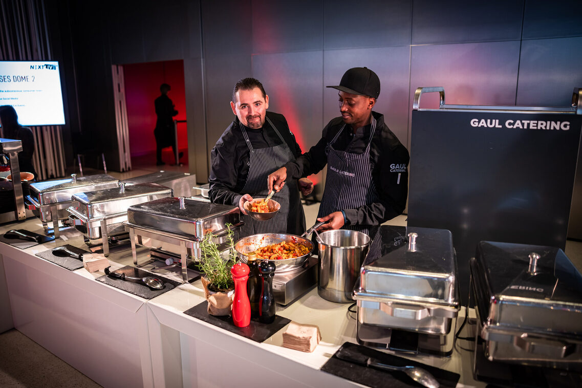 يقوم الطهاة بإعداد الطعام