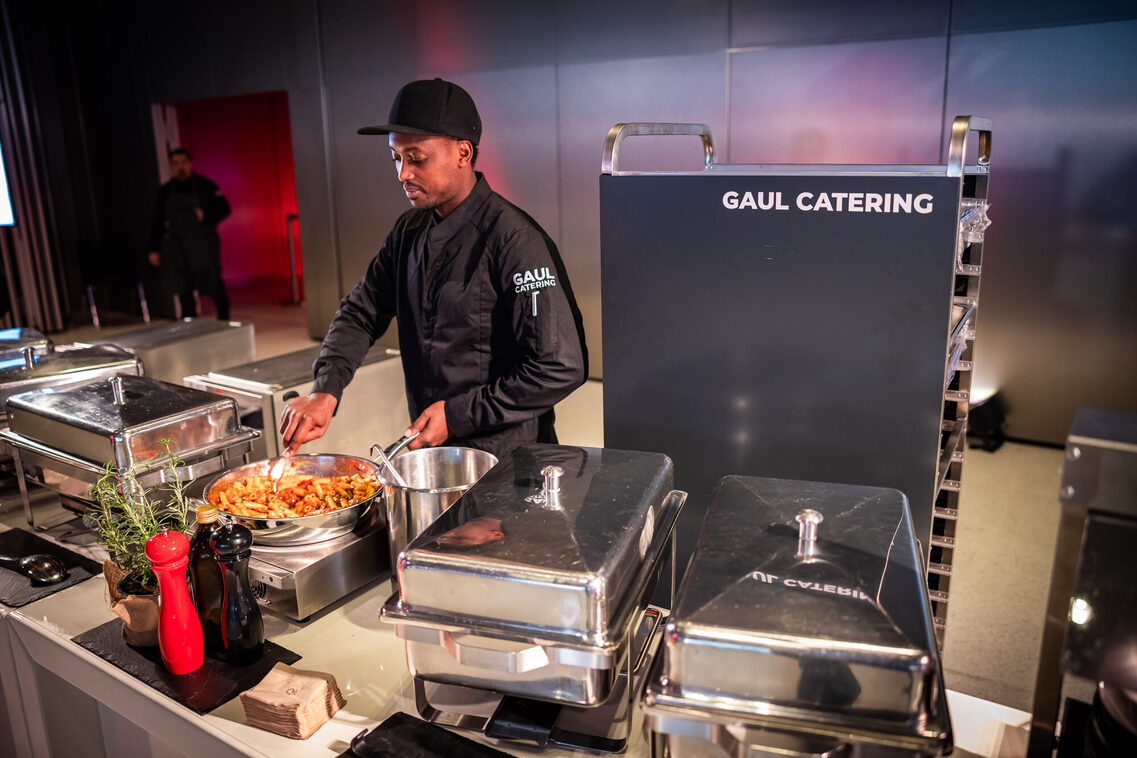 يقوم الطاهي بإعداد الطعام