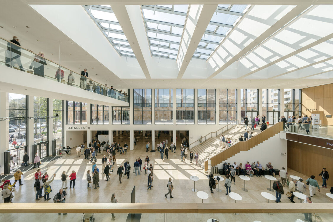 Veranstaltungsgäste im Foyer Zentral