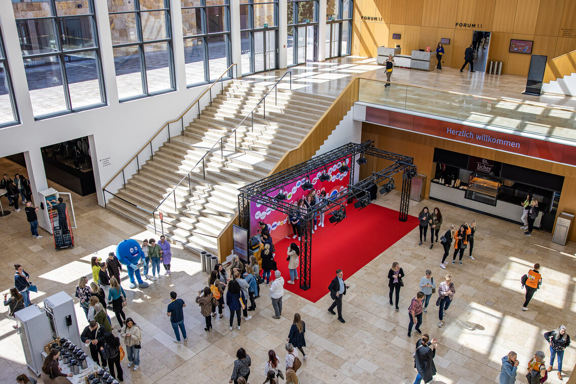 Veranstaltungsteilnehmer im Foyer Zentral im RMCC