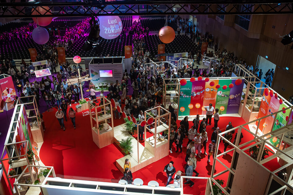 RMCC Kuzey Salonundaki etkinlik katılımcıları