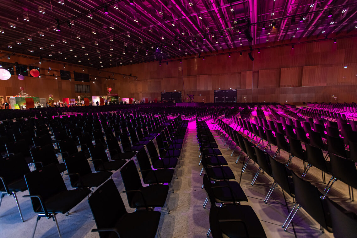 Reihenbestuhlung in der Halle Nord