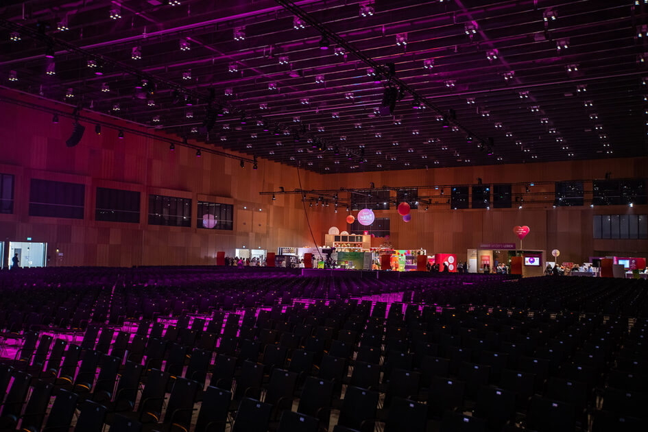 RMCC Kuzey Salonu'nda sıra oturma düzeni