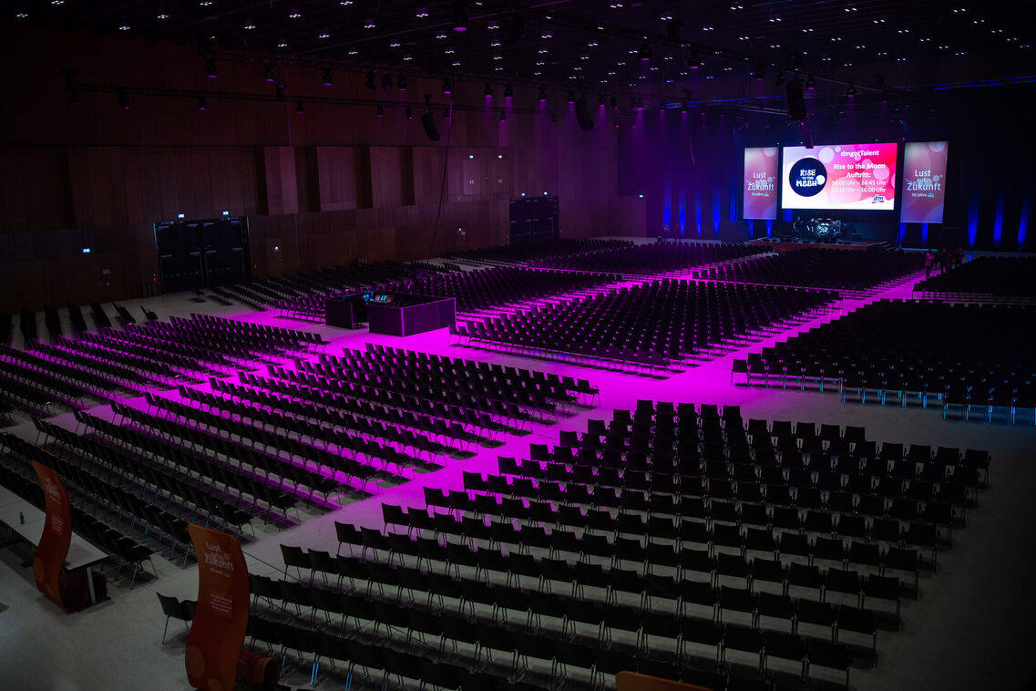 Reihenbestuhlung in der Halle Nord im RMCC