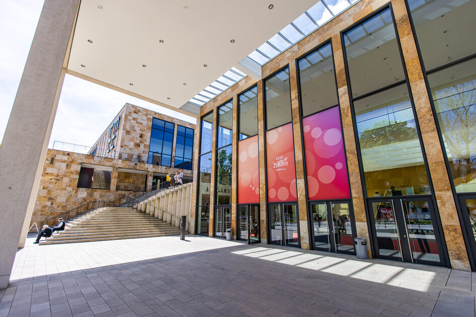 Reklam çıkartmaları ile ana giriş