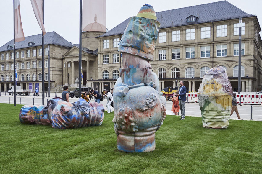 Drei Sculpturen auf dem Grasrasen vor dem Museum
