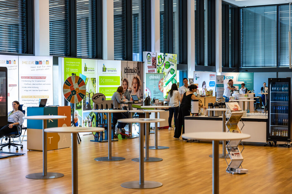 Sergi salonunda beyaz yüksek masalar