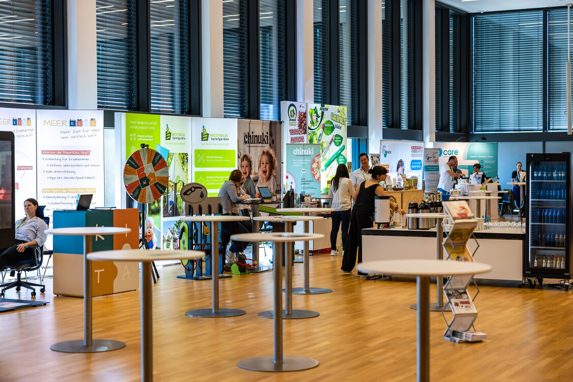 Weiße Stehetische in der Messehalle