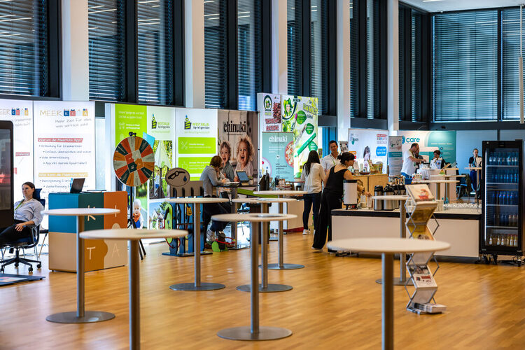 Weiße Stehetische in der Messehalle