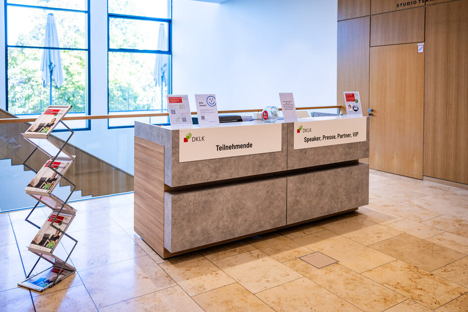 Sergi salonundaki kayıt bankosu