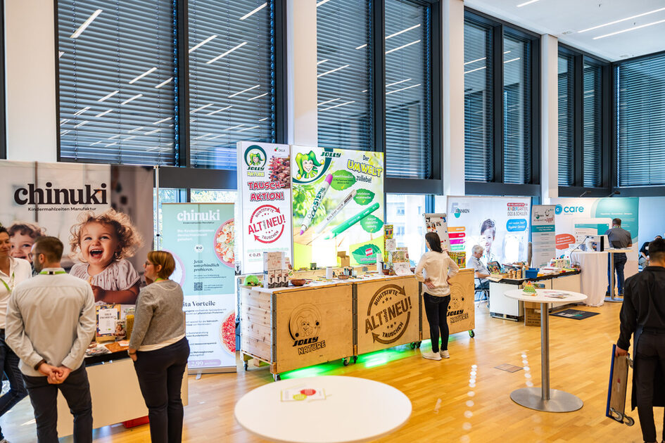 Sergi salonundaki konuklar