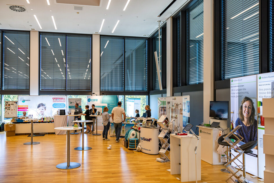 Etkinlik konukları sergi salonunda