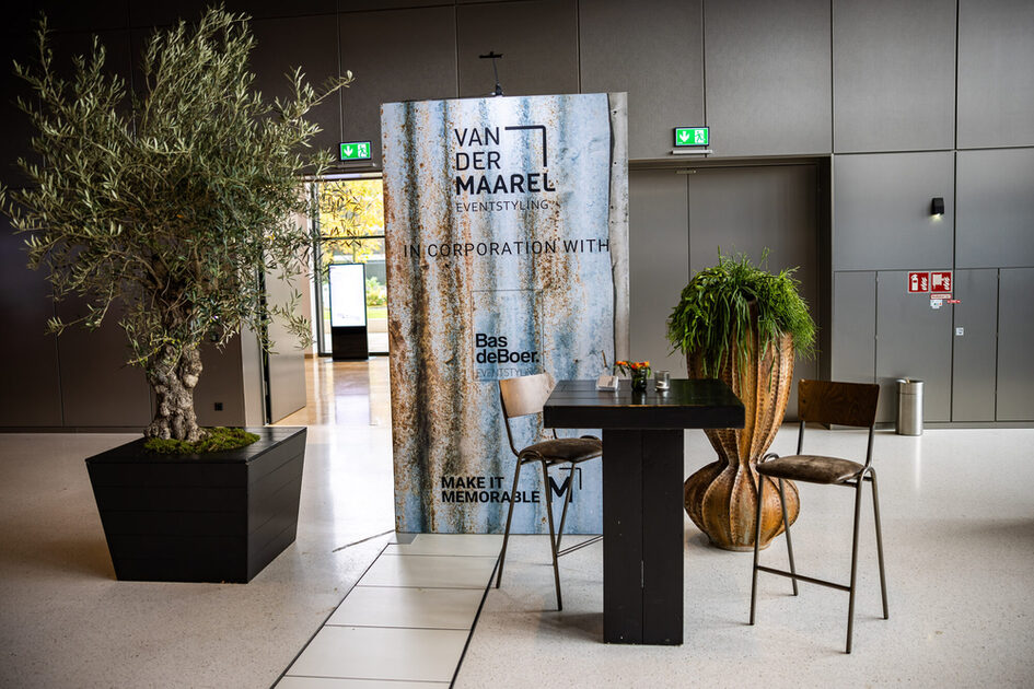 Sergi salonunda bar masası ve sandalyeleri