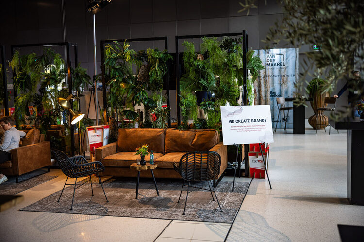 Sofa in der Messehalle