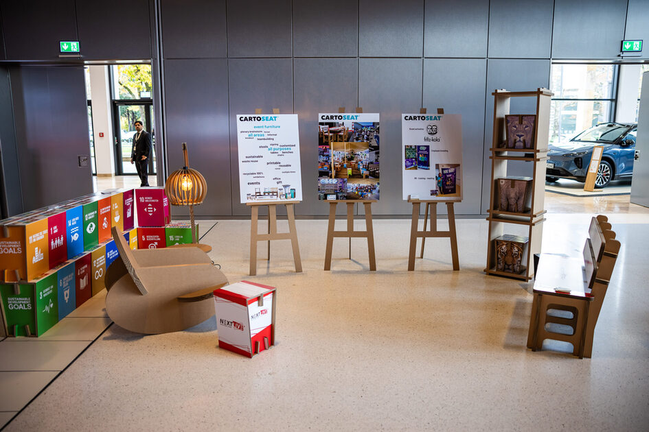 Sergi salonunda katlanmamış kağıt mobilyalar