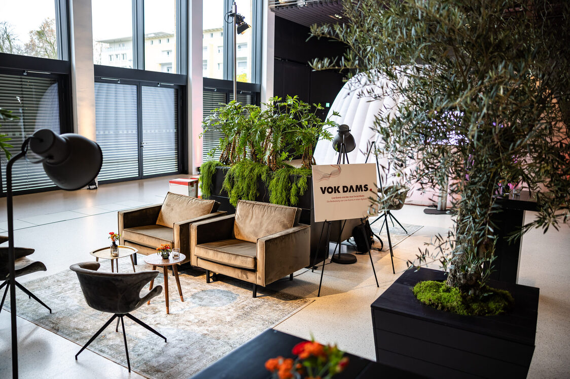 Sofas in der Messehalle