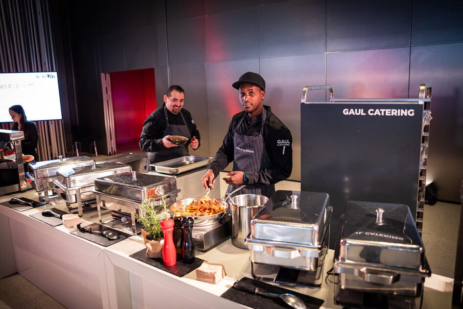 İkram masasının arkasındaki iki adam