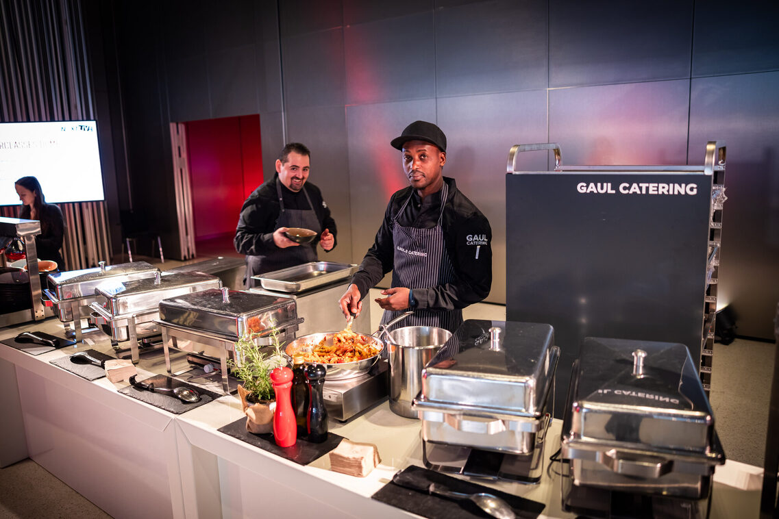 Zwei Männer hinter dem Catering-Tisch