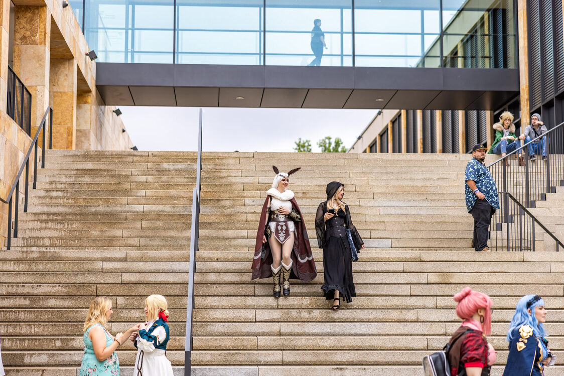 Connichi Gäste auf der Treppe vor dem RMCC