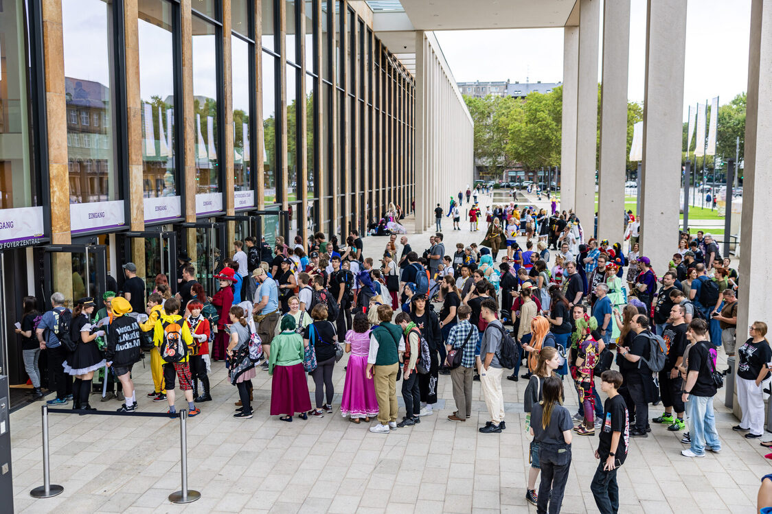 Connichi Gäste vor dem Eingang ins RMCC