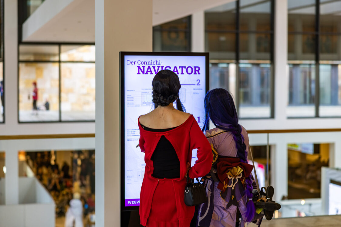 Connichi Gäste vor einem Bildschrirm im RMCC