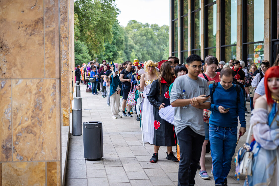 Connichi Besucher in der Warteschlange