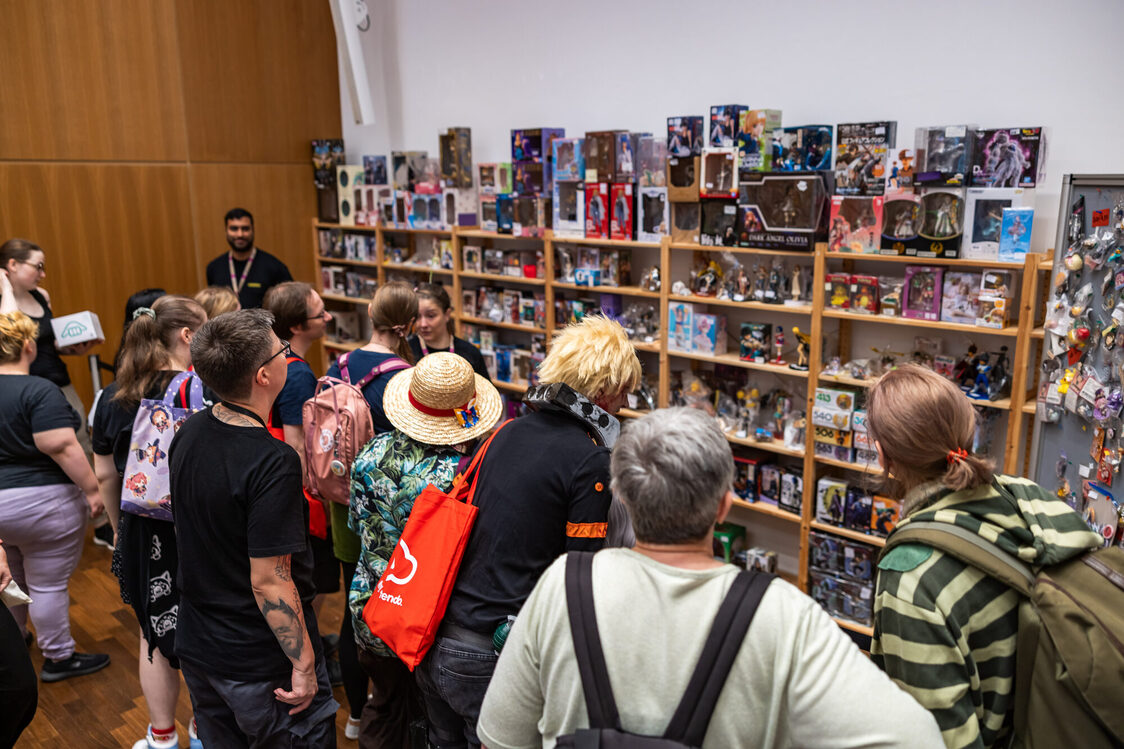 Connichi Besucher in der Messehalle