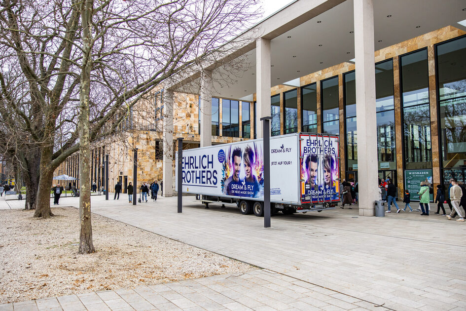 Ehrlich Kardeşler'in arabası RMCC girişinin önünde