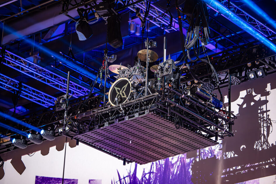 Sahnenin yanında havada duran müzik aleti