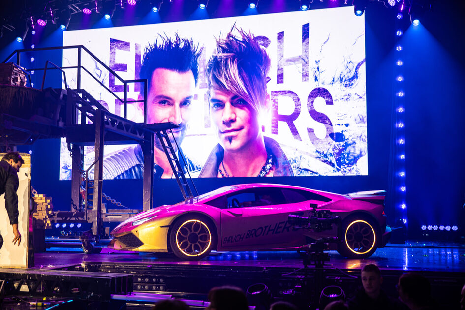 Erhrlich Kardeşler posterinin önünde bir araba