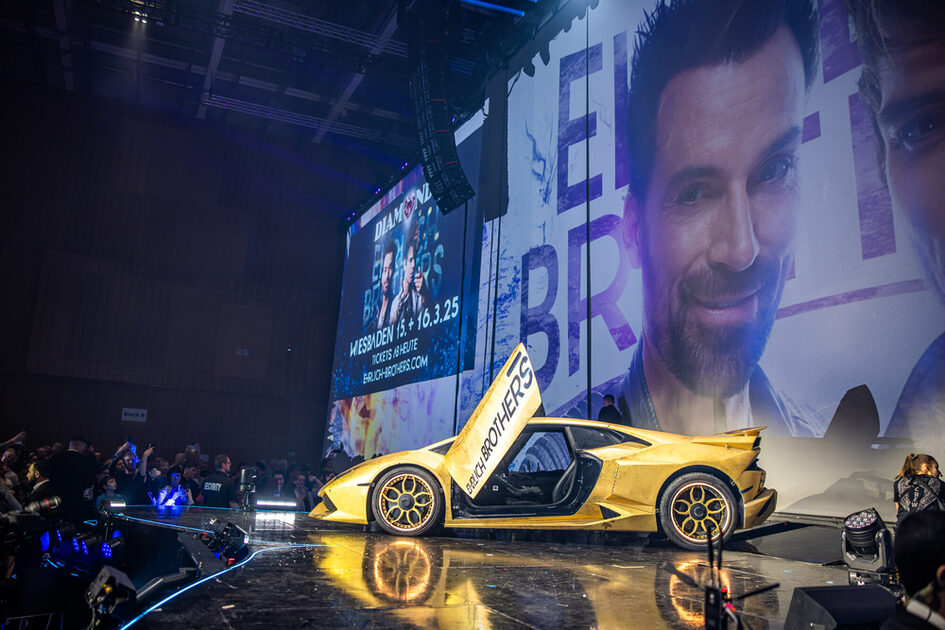 Erhrlich Kardeşler posterinin önünde bir araba