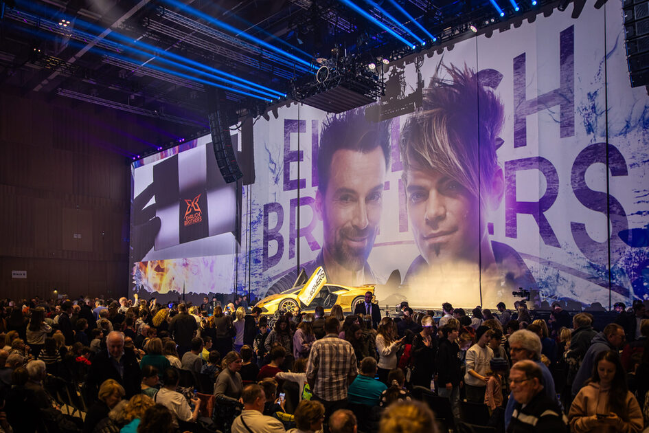 Bir seyirci sahnenin önünde oturuyor