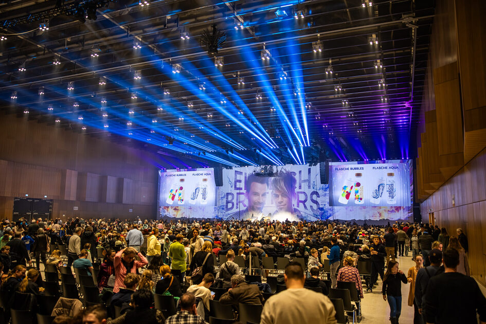 Seyirciler sahnenin önünde oturur