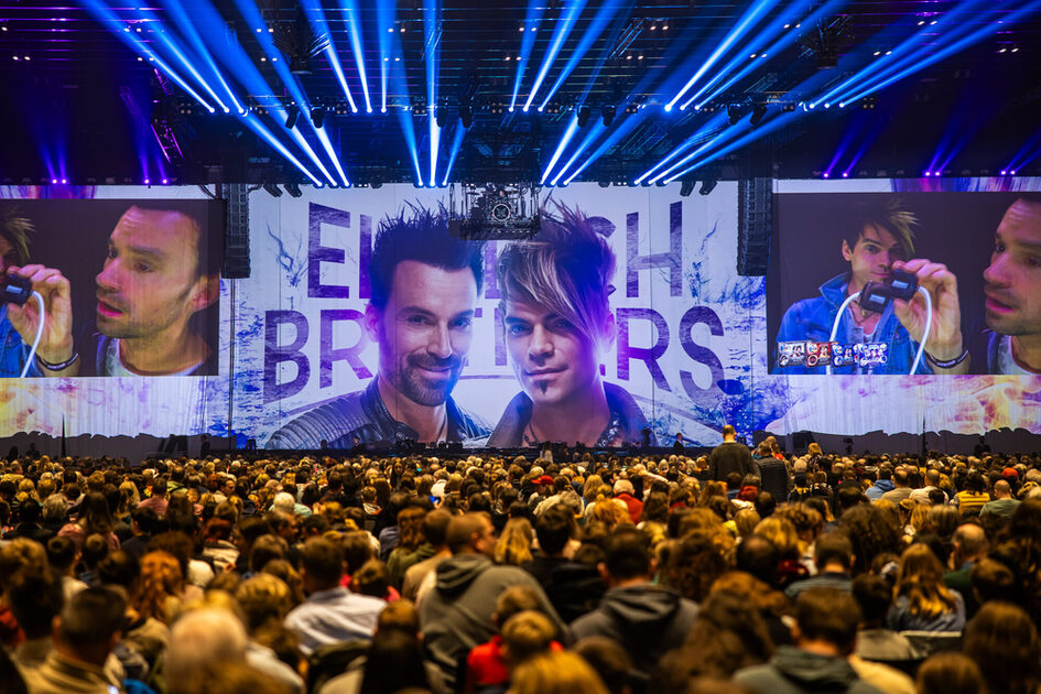 Seyirciler sahnenin önünde oturur