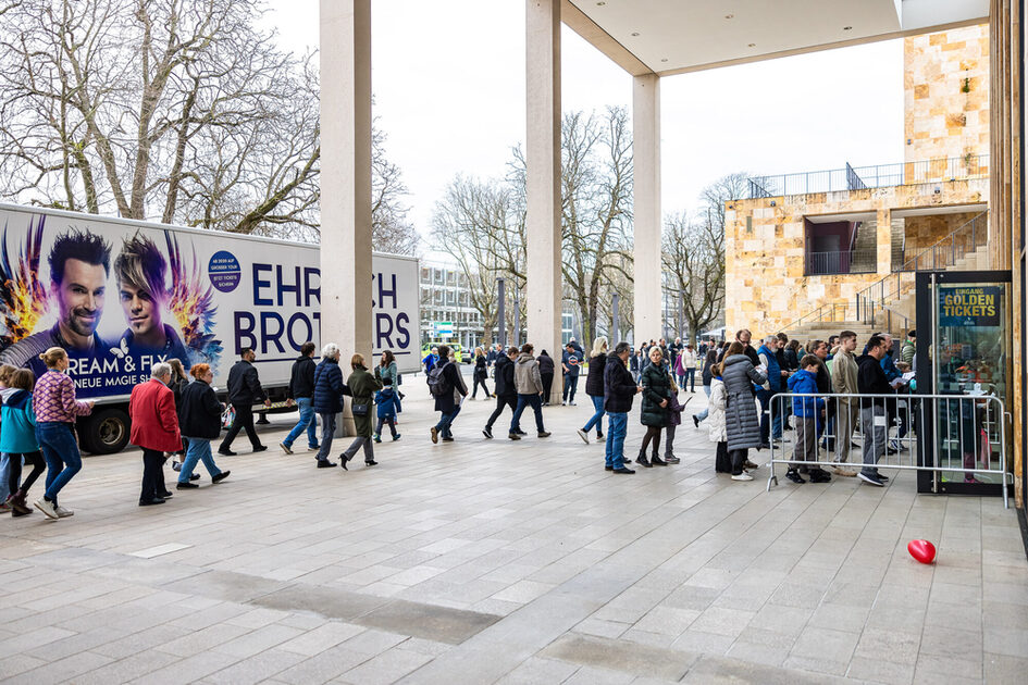 Etkinlik konukları RMCC girişinin önünde duruyor