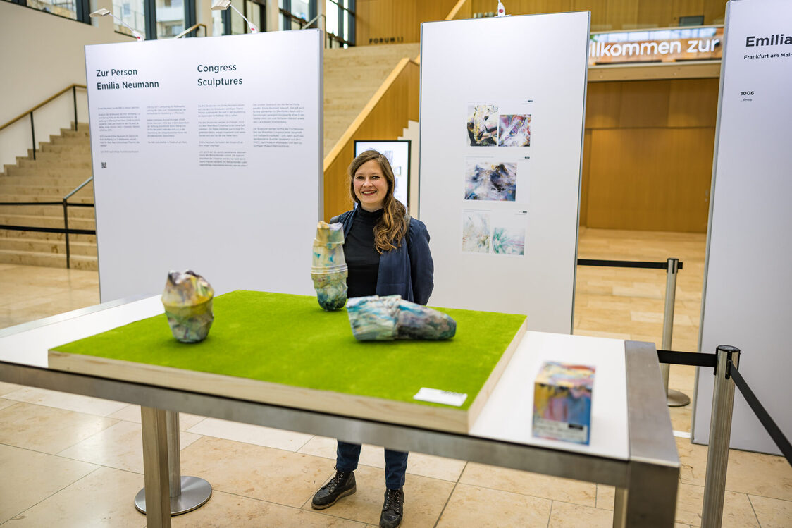 Emilia Neumann steht vor ihrem Entwurd "Congress Scuptures"
