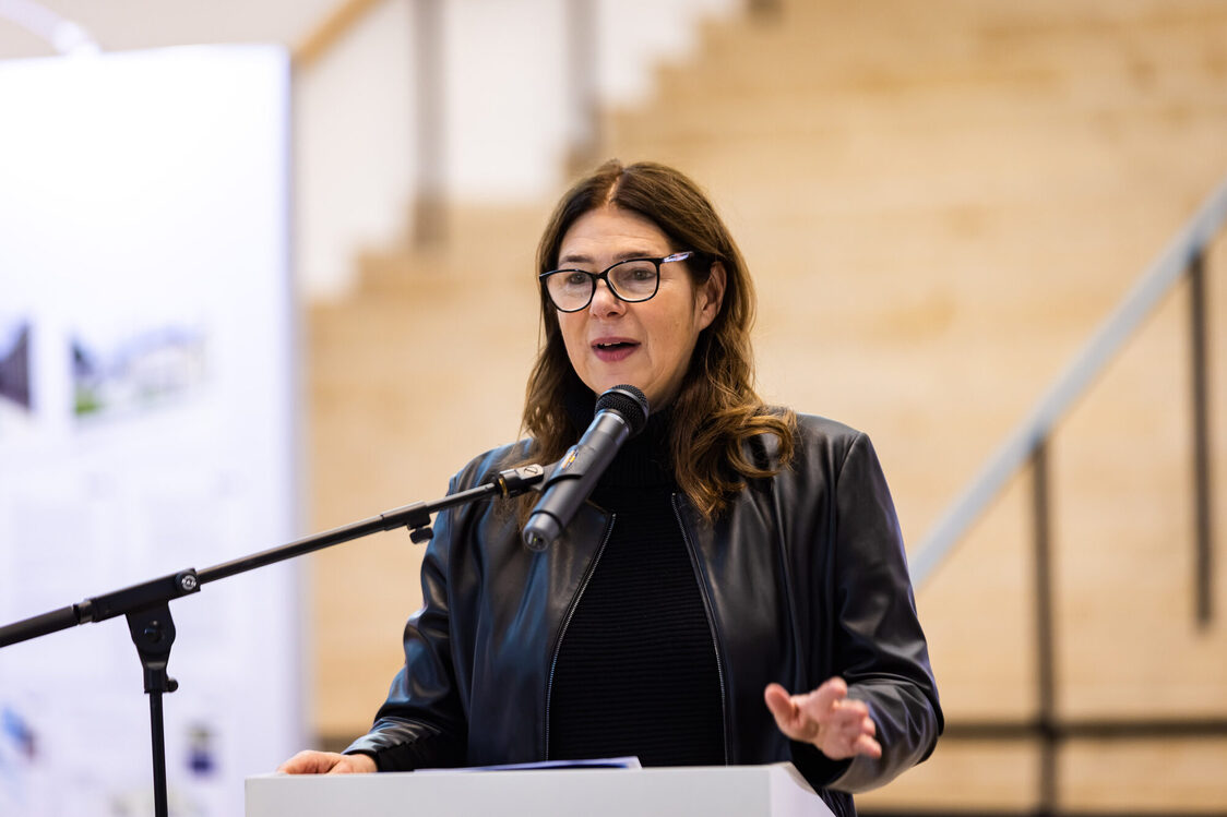 Eine Frau hält Rede