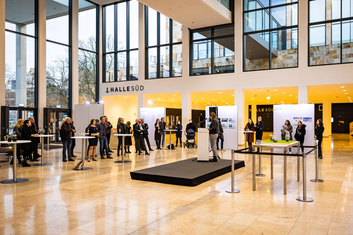 Gäste während der Ausstellung