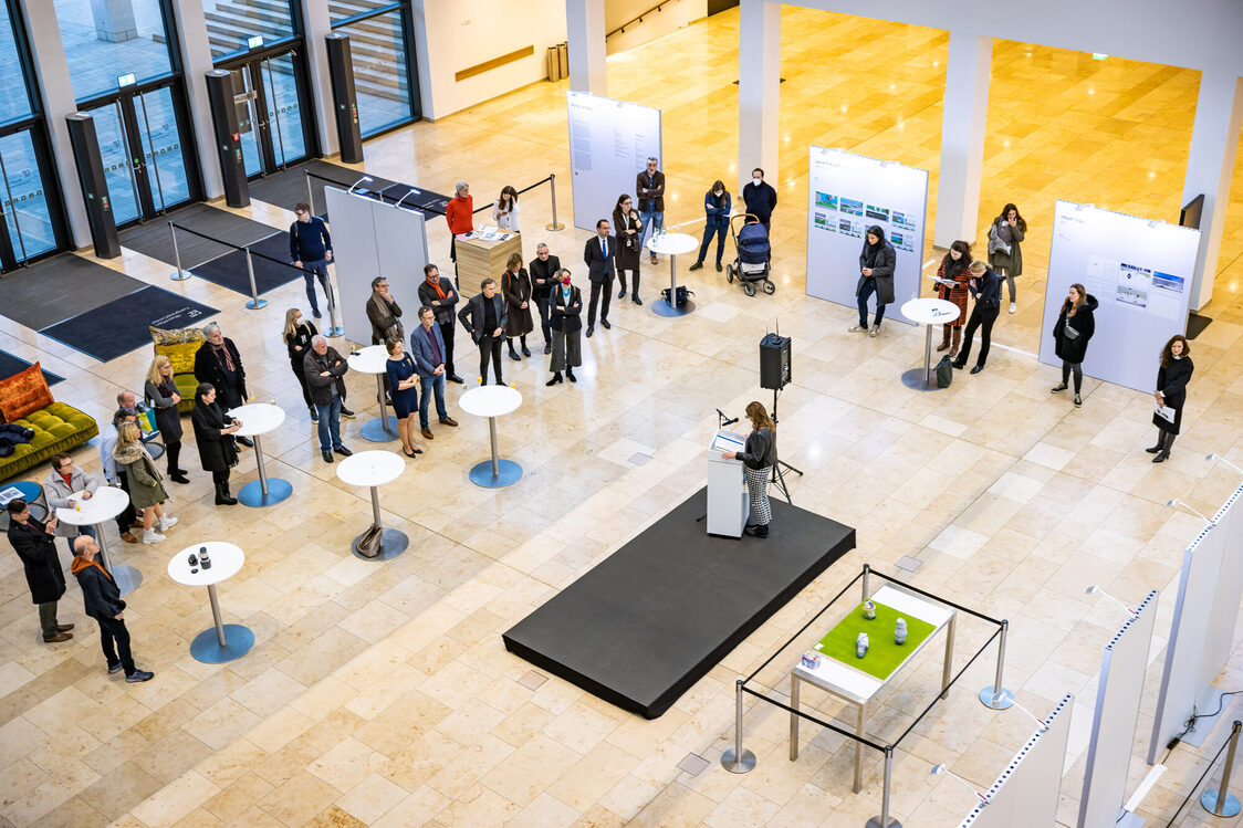 Ausstellungseröffnung Aufnahme von oben