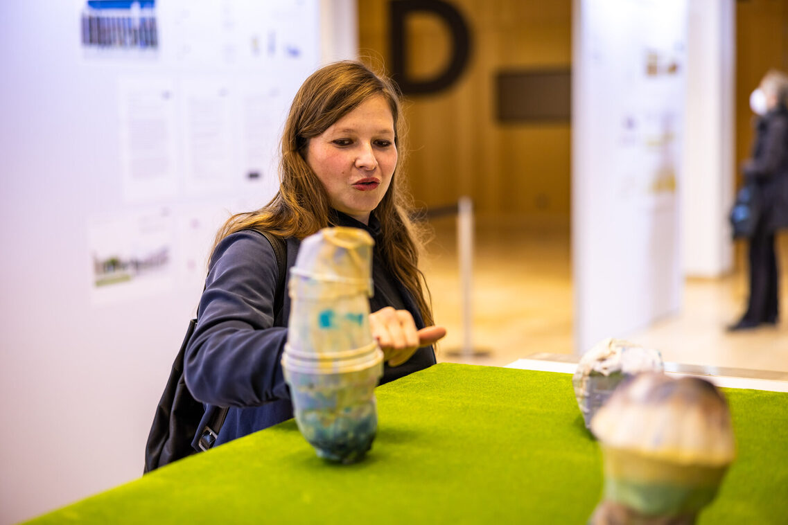 Emilia Neumann erläutert ihren Entwurf "Congress Scuptures"