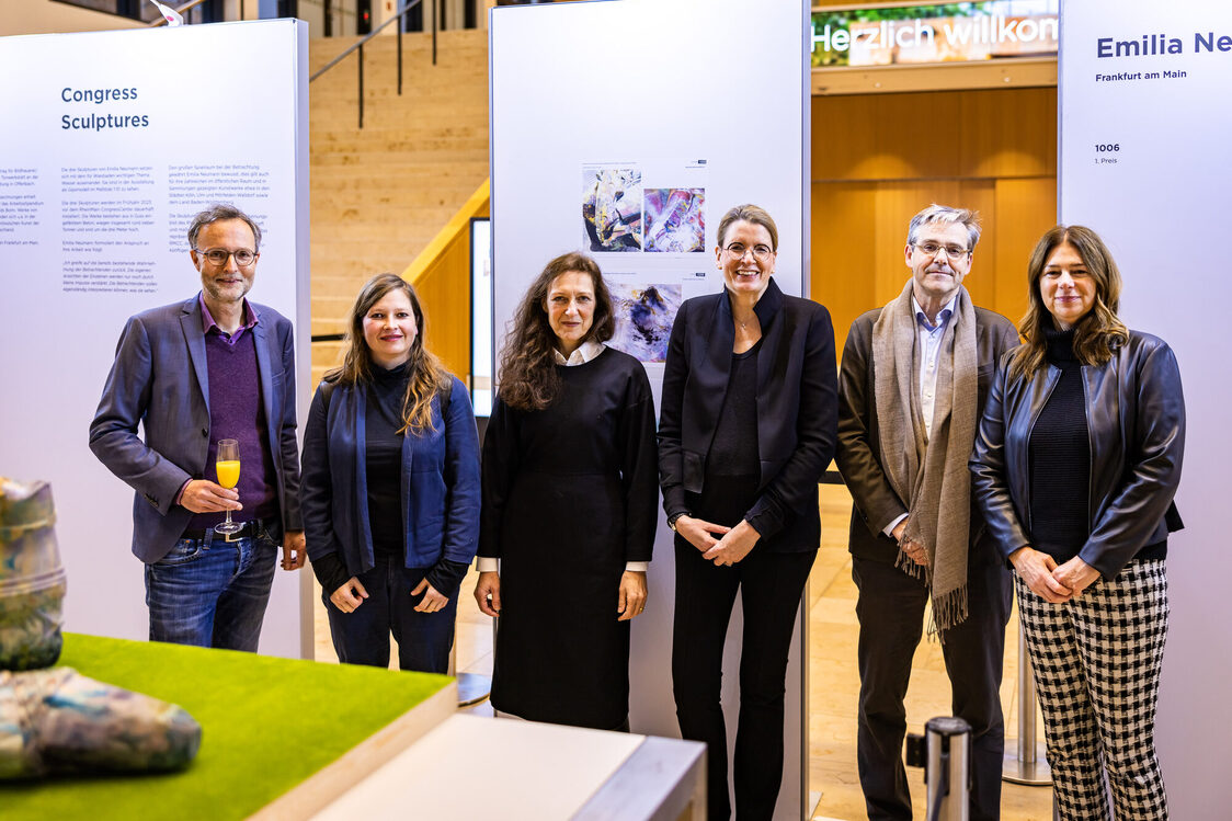 Gruppenfoto auf der Kunstaustellung
