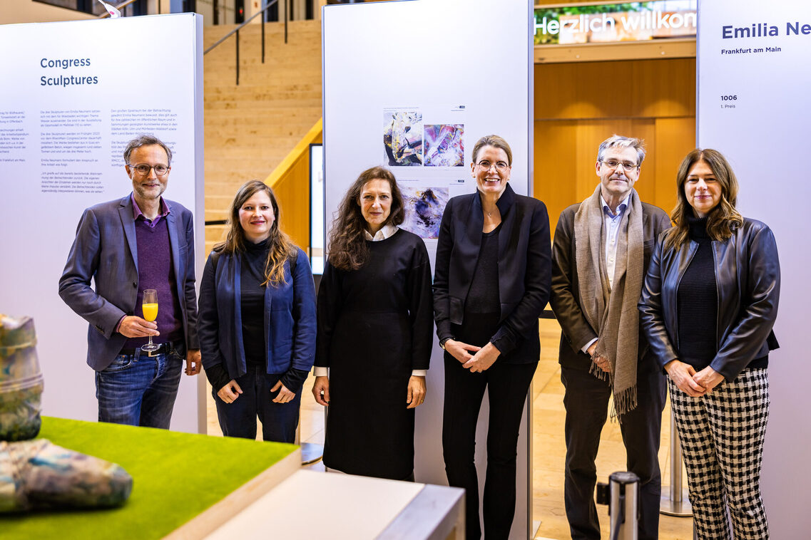 Gruppenfoto auf der Kunstaustellung