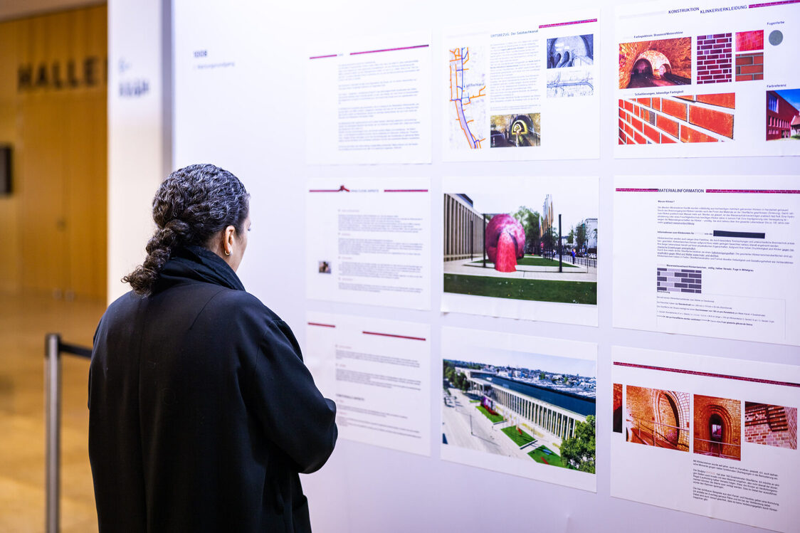 Eine Besucherin in der Kunstausstellung