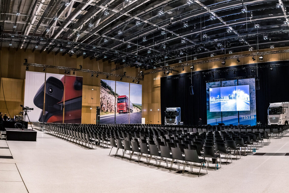 Команда операторов для грузовиков в Галле Северном