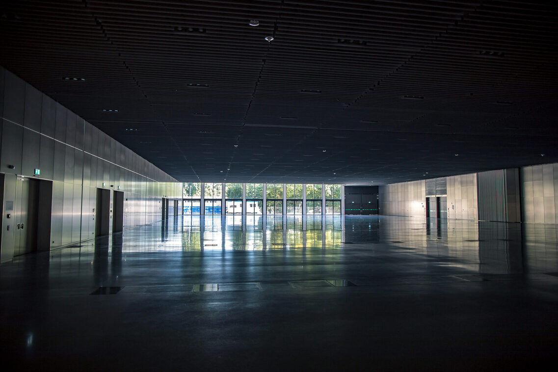 Южный зал пуст