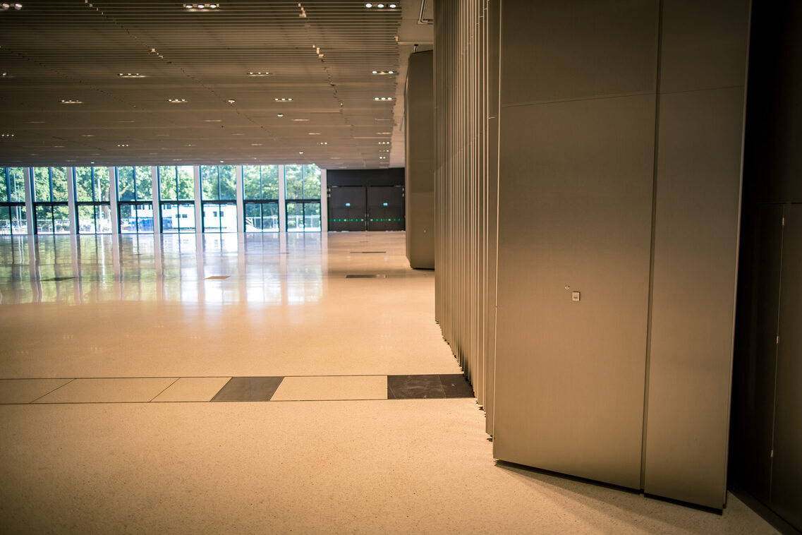 Южный зал пуст