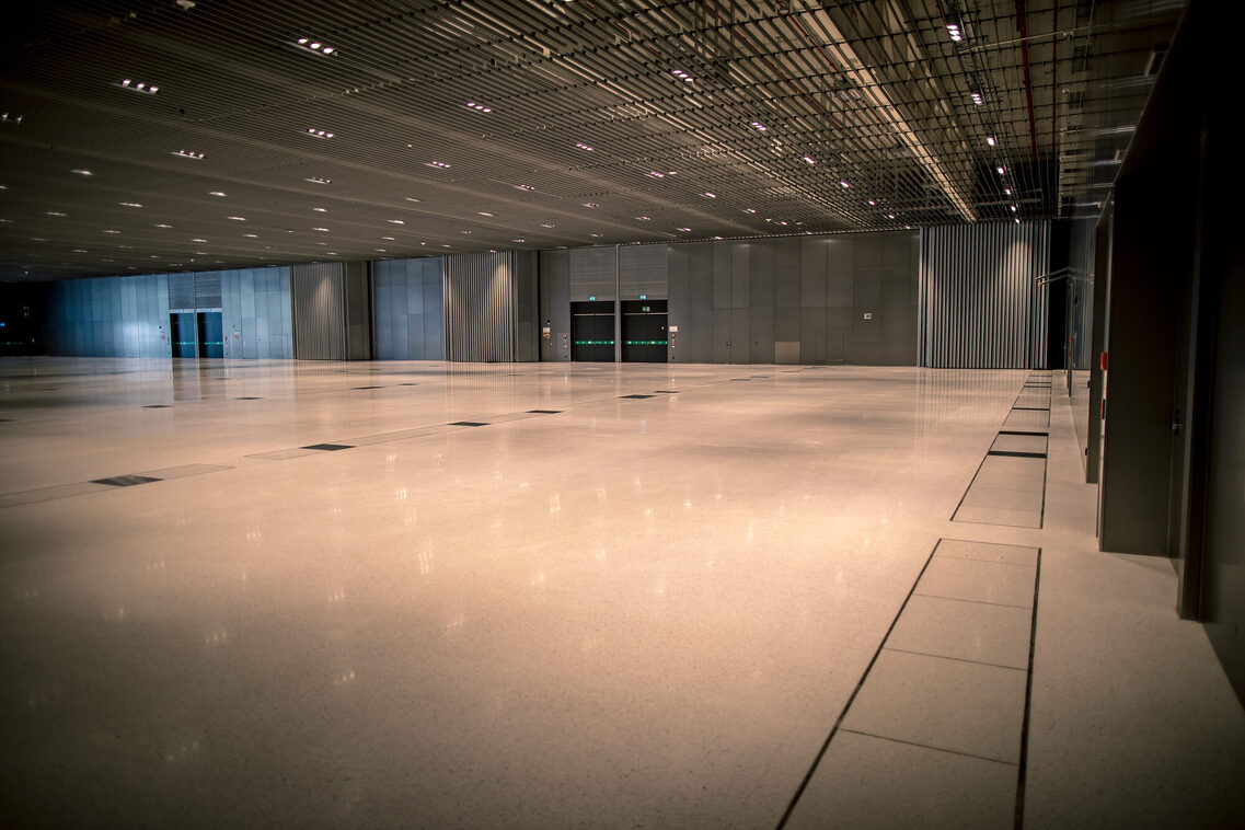 Южный зал пуст