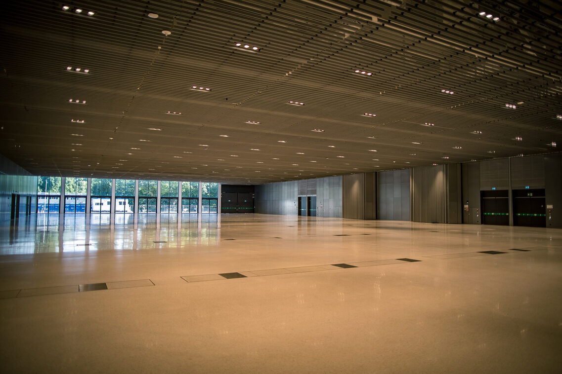 Южный зал пуст